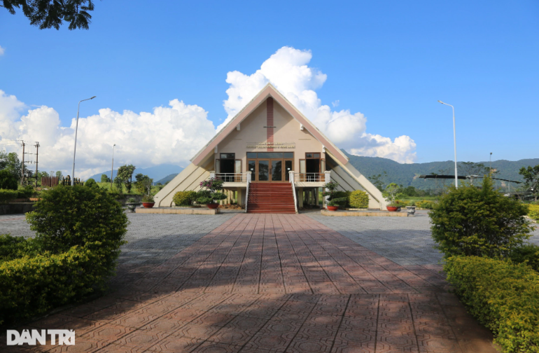 Ở di tích Sân bay Tà Cơn còn có một bảo tàng thu nhỏ, được thiết kế theo lối kiến trúc nhà sàn của người Vân Kiều, Pa Kô để phục vụ khách tham quan. Bước qua những bậc thang là không gian lịch sử với hàng trăm hiện vật có giá trị lịch sử, những bức ảnh chiến tranh, sa bàn căn cứ địa Khe Sanh, khắc họa những chiến công hiển hách của Quân đội Nhân dân Việt Nam. Đến với khu di tích Sân bay Tà Cơn, du khách không chỉ cảm nhận được sự khốc liệt của một cuộc chiến tranh đã lùi xa mà còn được chứng kiến sự hồi sinh mạnh mẽ của vùng đất một thời khói lửa với hình ảnh những vườn cà phê, hồ tiêu ngút ngàn, những nông dân thuần hậu, cần mẫn trong cuộc mưu sinh giữa đời thường. 