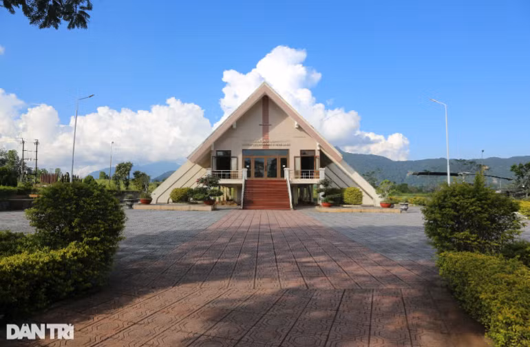 Ở di tích Sân bay Tà Cơn còn có một bảo tàng thu nhỏ, được thiết kế theo lối kiến trúc nhà sàn của người Vân Kiều, Pa Kô để phục vụ khách tham quan. Bước qua những bậc thang là không gian lịch sử với hàng trăm hiện vật có giá trị lịch sử, những bức ảnh chiến tranh, sa bàn căn cứ địa Khe Sanh, khắc họa những chiến công hiển hách của Quân đội Nhân dân Việt Nam. Đến với khu di tích Sân bay Tà Cơn, du khách không chỉ cảm nhận được sự khốc liệt của một cuộc chiến tranh đã lùi xa mà còn được chứng kiến sự hồi sinh mạnh mẽ của vùng đất một thời khói lửa với hình ảnh những vườn cà phê, hồ tiêu ngút ngàn, những nông dân thuần hậu, cần mẫn trong cuộc mưu sinh giữa đời thường. 