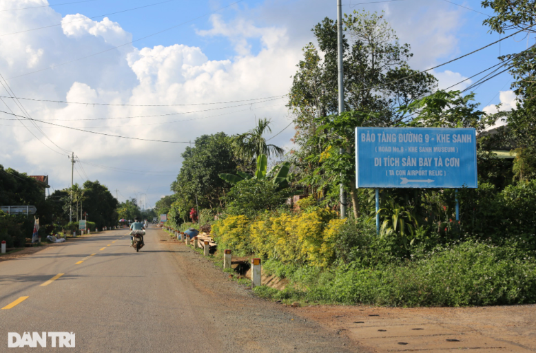  Sân bay Tà Cơn thuộc địa phận xã Tân Hợp, huyện Hướng Hóa, tỉnh Quảng Trị, là một trong những căn cứ điểm quân sự chiến lược của quân đội Mỹ những năm 1966-1968 tại chiến trường Khe Sanh, Quảng Trị. Đồng thời cũng là nơi ghi dấu chiến tích oanh liệt của Quân đội Nhân dân Việt Nam trong kháng chiến chống Mỹ.