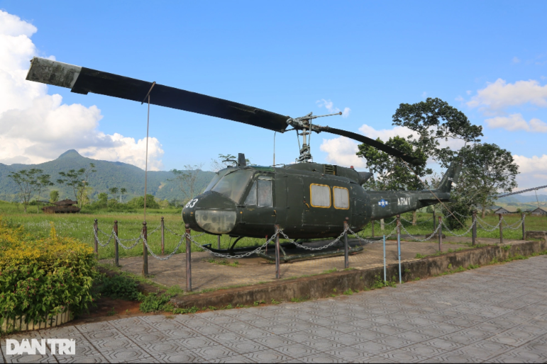 Sân bay Tà Cơn có diện tích khoảng 10.000m2, nằm giữa căn cứ điểm Khe Sanh, nơi cất, hạ cánh cho các loại máy bay chuyên vận tải quân sự hạng nặng, máy bay trực thăng chở quân và trực thăng vũ trang các loại. Trong khu vực sân bay có trụ sở chỉ huy cứ điểm, đài chỉ huy sân bay, đài liên lạc, cùng hệ thống công sự phòng ngự dày đặc.