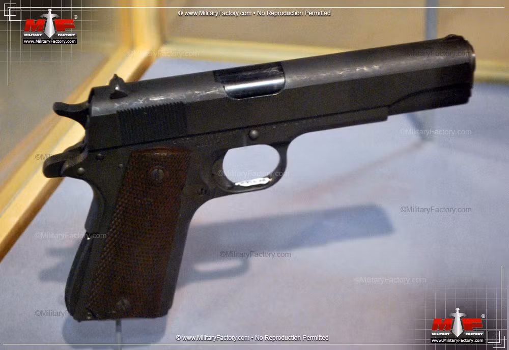 Súng ngắn Colt M-1911 có thể bắn trong mọi điều kiện. Dung sai của nó lớn hơn đồng nghĩa với việc nó ít có khả năng bị kẹt, ngay cả sau khi bị rơi xuống bùn.