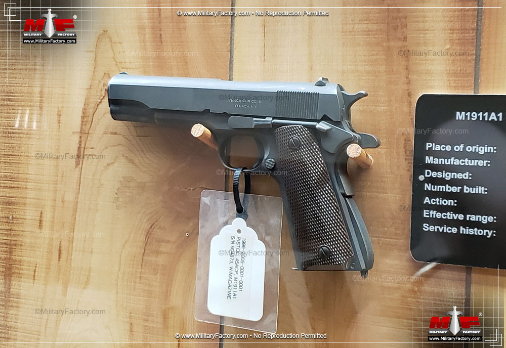 Khác với những khẩu súng ổ quay, xạ thủ chỉ cần lên đạn cho Colt M1911 một lần duy nhất. Thiết kế của khẩu súng sẽ kéo viên đạn tiếp theo trong băng đạn lên nòng sau mỗi lượt bắn.