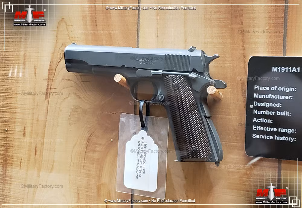 Khác với những khẩu súng ổ quay, xạ thủ chỉ cần lên đạn cho Colt M1911 một lần duy nhất. Thiết kế của khẩu súng sẽ kéo viên đạn tiếp theo trong băng đạn lên nòng sau mỗi lượt bắn.