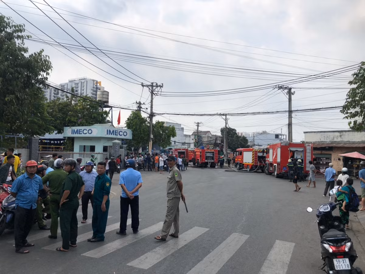 Binh Duong: Chay kho hoa chat, nguoi dan hoang loan di doi tai san-Hinh-2