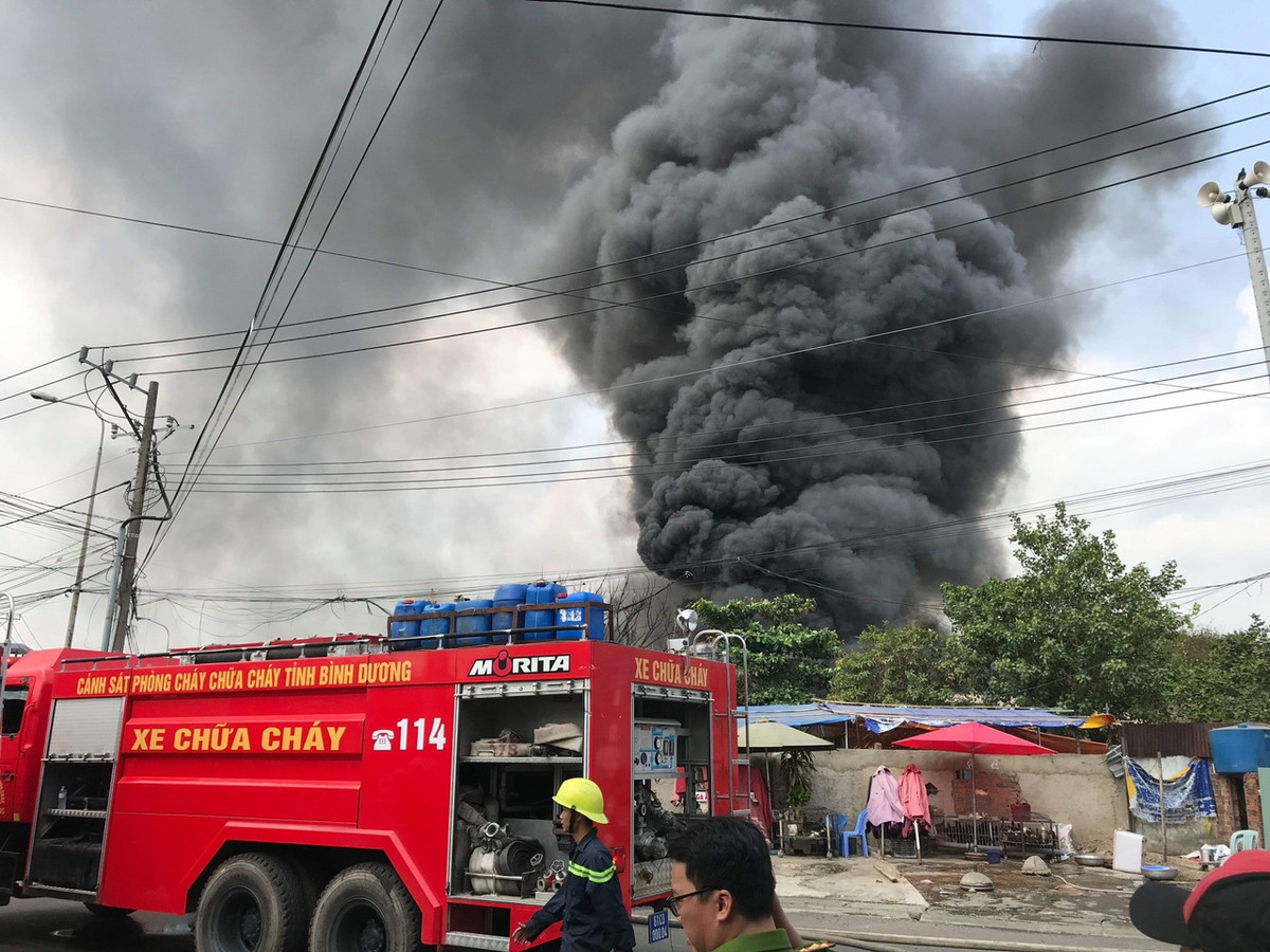 Bình Dương: Cháy kho hoá chất, người dân hoảng loạn di dời tài sản Binh Duong: Chay kho hoa chat, nguoi dan hoang loan di doi tai san