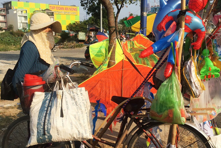 Với bà Bùi Thị Chín (60 tuổi, ngụ quận 12), những ngày lễ như 8/3 chỉ đơn thuần là một dịp để kiếm được thêm tiền chứ không phải ngày để hưởng thụ như những người khác. Sau mỗi ngày buôn bán, bà lại tất tả đạp xe cà tàng về lo cho 4 người con. Khi hỏi suy nghĩ về ngày 8/3, bà cho hay: "Tôi mong đến ngày 8/3 lắm, cả 20/10 nữa. Dù không được nhận hoa hay lời chúc của ai nhưng vẫn vui vì bán được nhiều hàng. Thế là đủ lắm rồi".