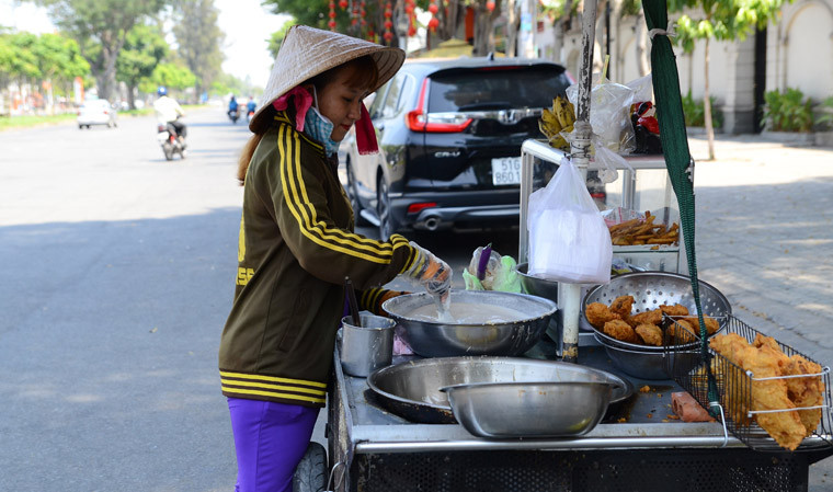 Còn đối với chị Trần Ngọc Bích (26 tuổi, quê Vĩnh Long), từ khi kết hôn, định cư tại quận Bình Tân, 8 năm nay chị đã gắn liền với nghề bán chuối chiên. Rong ruổi khắp các tuyến đường thành phố, chị thổ lộ: “Nghề nào cũng vậy, làm lâu rồi quen. Cực cũng phải dầm mưa dãi nắng lo cho 3 đứa con ăn học”. Dù vậy, niềm vui ở chị là ngày 8/3 năm nào cũng được các con tự tay vẽ thiệp tặng, chúc mừng mẹ.