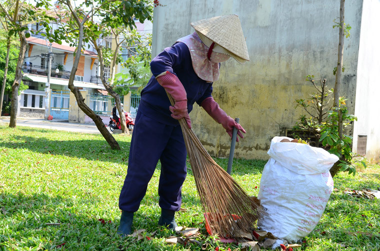 Cũng giống bà Thủy, bà Phan Thị Ái Linh (40 tuổi, quê Trà Vinh, nhân viên cây xanh tại quận Tân Phú) cũng là một người xa quê kiếm sống tại TP HCM. Với công việc phải thường xuyên tiếp xúc với nắng nóng, rác thải, khói bụi... nhưng bà vẫn lạc quan. “Tôi lên Sài Gòn gần 20 năm rồi, trải qua rất nhiều công việc khác nhau. Điều tôi vui nhất là hạnh phúc gia đình, các con đều thành công trong học hành”. Trải qua nhiều khó khăn nhưng bà và chồng vẫn nuôi các con nên người, trong đó có 2 người con đang học Đại học. Bà bộc bạch “Đối với tôi Ngày quốc tế phụ nữ là ngày lao động bình thường, được nhìn thấy các con trưởng thành là hạnh phúc lắm rồi”.