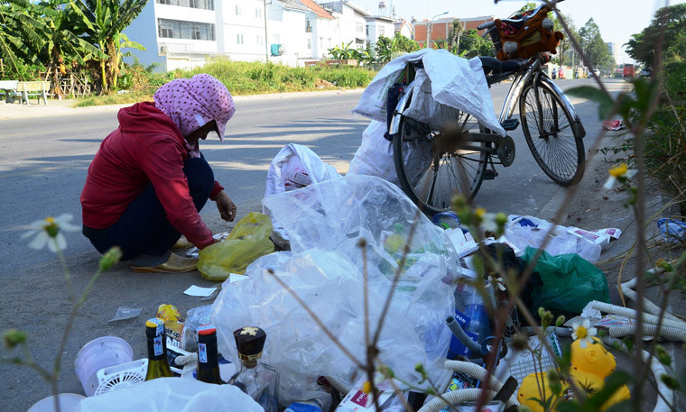 Bà Nguyễn Thị Ánh (44 tuổi, ngụ Bình Chánh) vì cuộc sống mưu sinh thường nhật, mải lo miếng cơm manh áo cho gia đình nên chẳng bao giờ nghĩ đến ngày 8/3. “Với tôi ngày nào cũng như ngày nào, trừ khi đau ốm mới phải nằm nhà, mà ở nhà thì đồng nghĩa với việc bữa ăn hôm đó sẽ chỉ có cơm rau”. Hằng ngày không kể mưa hay nắng, trên chiếc xe đạp cà tàng bà rong ruổi khắp các ngõ ngách, phố phường, thi thoảng cất tiếng rao mua phế liệu mà không biết mình đạp xe mấy chục cây số/ngày. Cứ thế sáng đi tối về, buổi trưa ăn vội ổ bánh, uống ngụm nước, người chưa ráo mồ hôi lại miệt mài “đổ bóng” dưới cái nắng đầu hè mưu sinh.