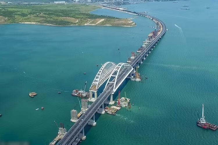 Kênh truyền hình Nga Russia 24 mới đây dẫn nguồn tin từ Cơ quan An ninh Ukraine - SBU cho biết, Kiev có thể sớm tiến hành một cuộc tấn công nhằm phá hủy cây cầu vượt Crimea.