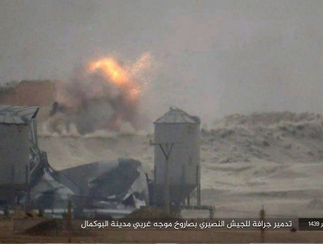 Khi triển khai chiến đấu, giá phóng 3 chân 9P135 sẽ được dựng lên, tiếp đó là khối thiết bị dẫn đường 9S451 được đặt lên trên rồi mới tới ống phóng tên lửa.