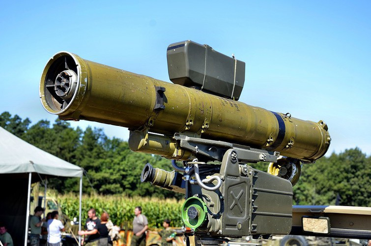 Trong đó, đạn tên lửa 9M111 có trọng lượng 11,5kg, đường kính thân 120mm, lắp đầu đạn thuốc nổ lõm (hoặc đầu đạn 2 lượng nổ chuyên trị giáp ERA), tốc độ hành trình 186m/s khi ổn định, tầm bắn hiệu quả từ 70-2.500m.