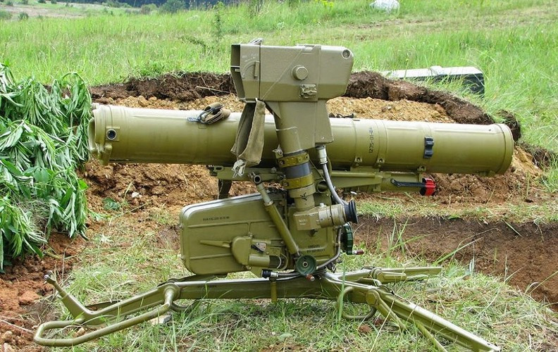 Thiết bị kính ngắm quang học cho xạ thủ đặt ở bên trái. Khi bắn, một máy phát khí sẽ đẩy lên lửa ra khỏi ống phóng với tốc độ 80m/s. Sau đó, động cơ rocket nhiên liệu rắn tên lửa sẽ kích hoạt đưa nó bay tới mục tiêu.