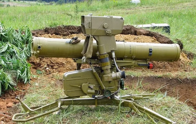 Thiết bị kính ngắm quang học cho xạ thủ đặt ở bên trái. Khi bắn, một máy phát khí sẽ đẩy lên lửa ra khỏi ống phóng với tốc độ 80m/s. Sau đó, động cơ rocket nhiên liệu rắn tên lửa sẽ kích hoạt đưa nó bay tới mục tiêu.