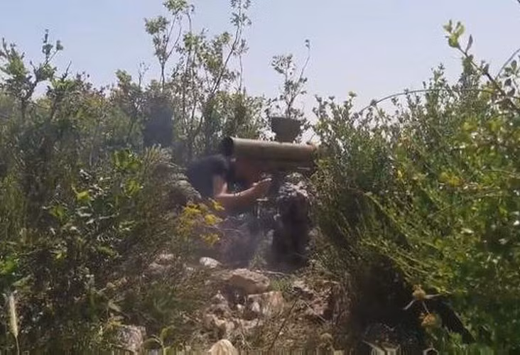 Xạ thủ sẽ theo dõi vị trí tên lửa qua 1 đèn hồng ngoại ở phía sau đuôi tên lửa. Hệ dẫn đường này được đánh giá là có độ chính xác lên đến 90%.