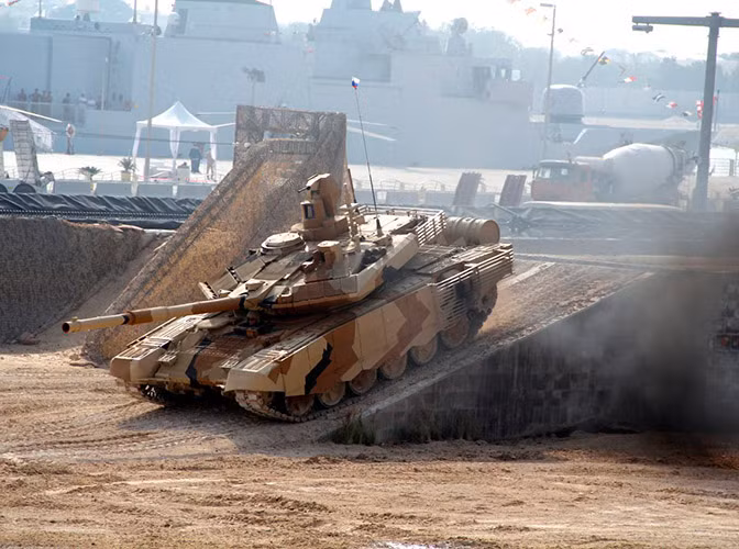 Về khả năng cơ động, T-90M được trang bị động cơ diesel V-92S2F hoàn toàn mới, với công suất 1.130 hp (cao hơn 130 hp với động cơ cũ), cho xe công suất đạt 22,5 hp/tấn khối lượng; xích xe cũng có nhiều cải tiến, cho khả năng vượt qua những khu vực đất yếu và cát lún một cách dễ dàng.