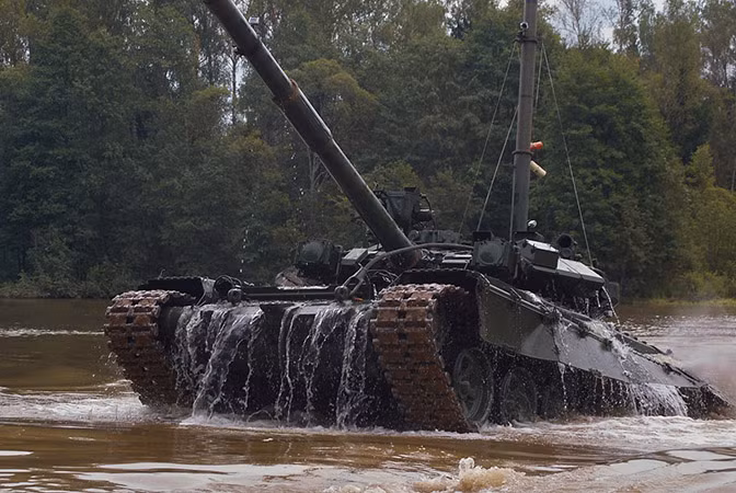 Sự an toàn của kíp xe T-90M đã được hết sức quan tâm, khi cải tiến khoang đạn thành khoang riêng, kiểu "bu gà" ở phía sau tháp pháo, giống các xe tăng phương Tây; nếu tình huống xe bị trúng đạn, sẽ không thể gây kích nổ khoang đạn, do khoang đạn có vách ngăn cách biệt với khoang chiến đấu.