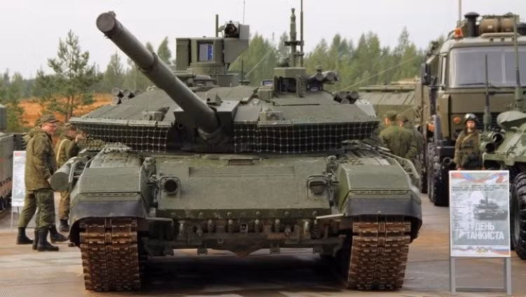 Do chiều dài của đạn tăng thêm, đã tăng khả năng xuyên giáp từ 500-600 mm thép đồng nhất (RHA) của loại đạn cũ lên tới 800-900 mm RHA. Ngay cả bán cầu trước của các loại MBT NATO, nơi được bảo vệ tốt nhất cũng dễ bị xuyên thủng bởi đạn xuyên "Vượt tốc-1" và "Vượt tốc-2". Về vũ khí phụ, tháp pháo lắp đặt súng máy phòng không điều khiển từ xa cỡ nòng 12,7mm, cơ số đạn 300 viên. Súng máy song song PKT 7,62mm có cơ số đạn 1.280 viên.