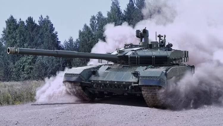 T-90M được lắp đặt hệ thống giáp phản ứng nổ mới Relic; với lớp giáp Relic, T-90M không chỉ có thể chịu được tất cả các loại đạn pháo tăng của NATO, mà còn chống lại các tên lửa chống tăng hạng nặng có điều khiển. Tăng cường cho lớp giáp, một số vị trí trên xe còn được trang bị lớp giáp lồng, giáp lưới bổ sung, để chống đạn nổ lõm và hệ thống phòng thủ chủ động Arena-M.