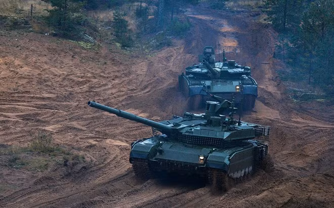 Pháo 2А82-1М không chỉ có nòng dài hơn mà còn có buồng đạn dài hơn, cho phép sử dụng đạn xuyên giáp thoát vỏ, có chiều dài đạt tới 900 mm; hệ thống nạp tự động đã được nâng cấp để nó có thể đồng bộ với viên đạn có chiều dài tăng lên.