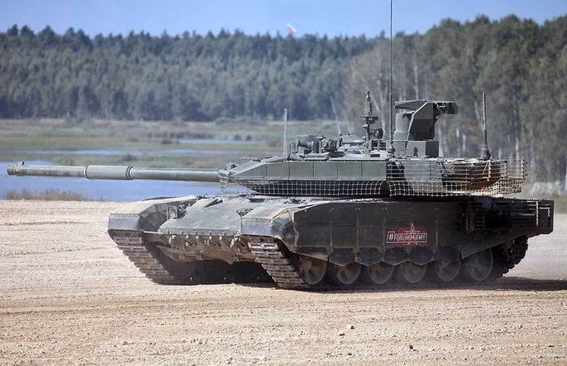 T-90M được lắp đặt hệ thống điều khiển hỏa lực hiện đại Kalina, kết hợp hệ thống điều khiển vũ khí và cơ sở dữ liệu thông tin cấp chiến thuật, liên kết các phương tiện tác chiến trên cùng tuyến chiến đấu, kính ngắm "thông minh" của trưởng xe và pháo thủ; hệ thống các cảm biến thu thập thông tin cần thiết cho phát bắn.