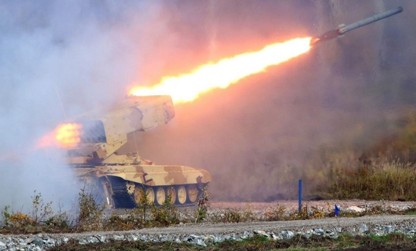 Được đặt biệt danh Solntsepyok (tạm dịch là Lửa Mặt trời), TOS-1A là hệ thống phóng rocket và phóng đạn nhiệt áp 24 nòng 220mm đặt trên phần khung thường được sử dụng cho chiến tăng chủ lực T-72.