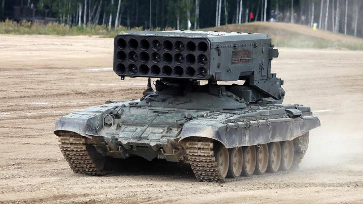 Pháo phản lực nhiệt áp TOS-1A được lắp đặt trên thân xe T-72A sửa đổi, bệ phóng 24 ống dẫn hướng cỡ nòng 220 mm quay 360 độ. 24 tên lửa được phóng loạt trong vòng 12 giây. TOS-1A được trang bị hệ thống điều khiển hỏa lực với máy tính đường đạn, kính ngắm quang điện tử, thiết bị đo xa laser 1D14, kính quan sát, điều khiển hỏa lực TKN-3A dành cho trưởng xe, hệ thống định vị vệ tinh GPK-59. TOS-1A được trang bị động cơ diesel 800 mã lực, cho tốc độ cực đại trên đường bê tông là 60 km/h. Kíp pháo thủ cho một pháo phản lực nhiệt áp TOS-1A là 3 người.