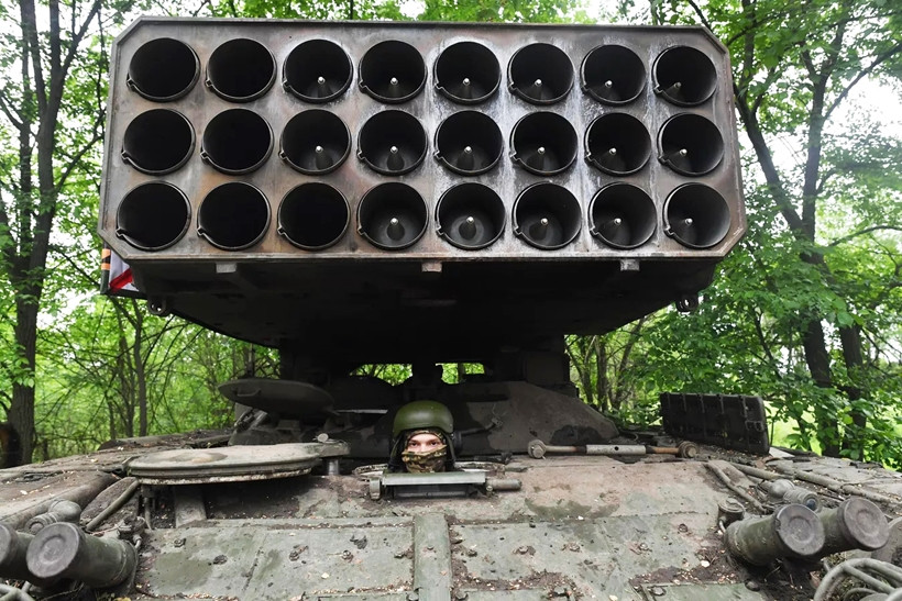 Tổ hợp pháo phản lực nhiệt áp TOS-1A là hỏa lực đi cùng các đơn vị bộ binh cơ giới, tăng thiết giáp của Quân đội Nga, được sử dụng rộng rãi trên các chiến trường khác nhau.