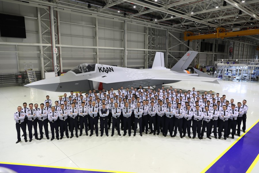 Do căng thẳng với các quốc gia NATO, Thổ Nhĩ Kỳ đã tìm kiếm đồng minh. Sự hỗ trợ tài chính từ Azerbaijan và Pakistan chắc chắn sẽ có lợi. Chuyến bay sắp tới của KAAN sẽ củng cố hơn nữa mối quan hệ hợp tác này. Mặc dù không quốc gia nào là cường quốc nổi bật về công nghệ hàng không vũ trụ, nhưng nền kinh tế quy mô lớn của họ có thể giảm đáng kể chi phí trên mỗi đơn vị của những chiếc máy bay phản lực tiên tiến này.