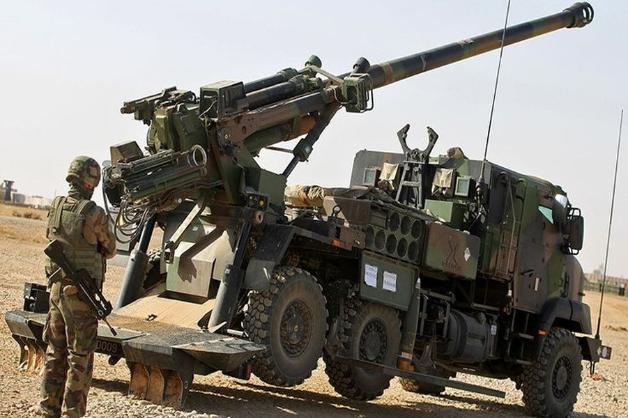 Caesar Mk 2 được vận hành bởi tổ lái 5 hoặc 6 người. Điều thú vị là, khi ký kết hợp đồng cung cấp Caesar Mk 2, Bỉ chọn tổ lái gồm 6 người, trong khi yêu cầu của Litva là tổ lái 5 người.