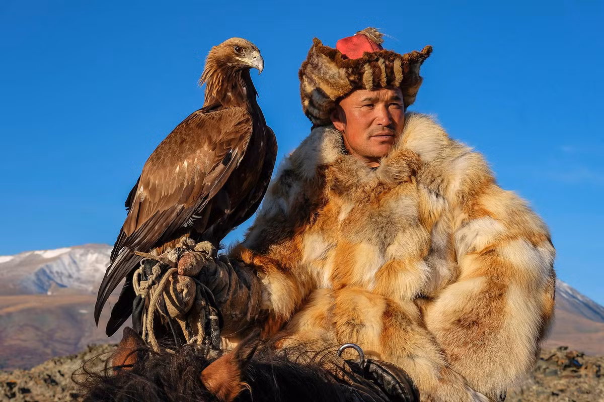  Người Kazakh sống ở phía tây Mông Cổ, nhiều người trong số họ vẫn giữ truyền thống văn hóa và có lối sống du mục. Trong ảnh là một người dân địa phương đang chuẩn bị đi săn cùng đại bàng vàng.