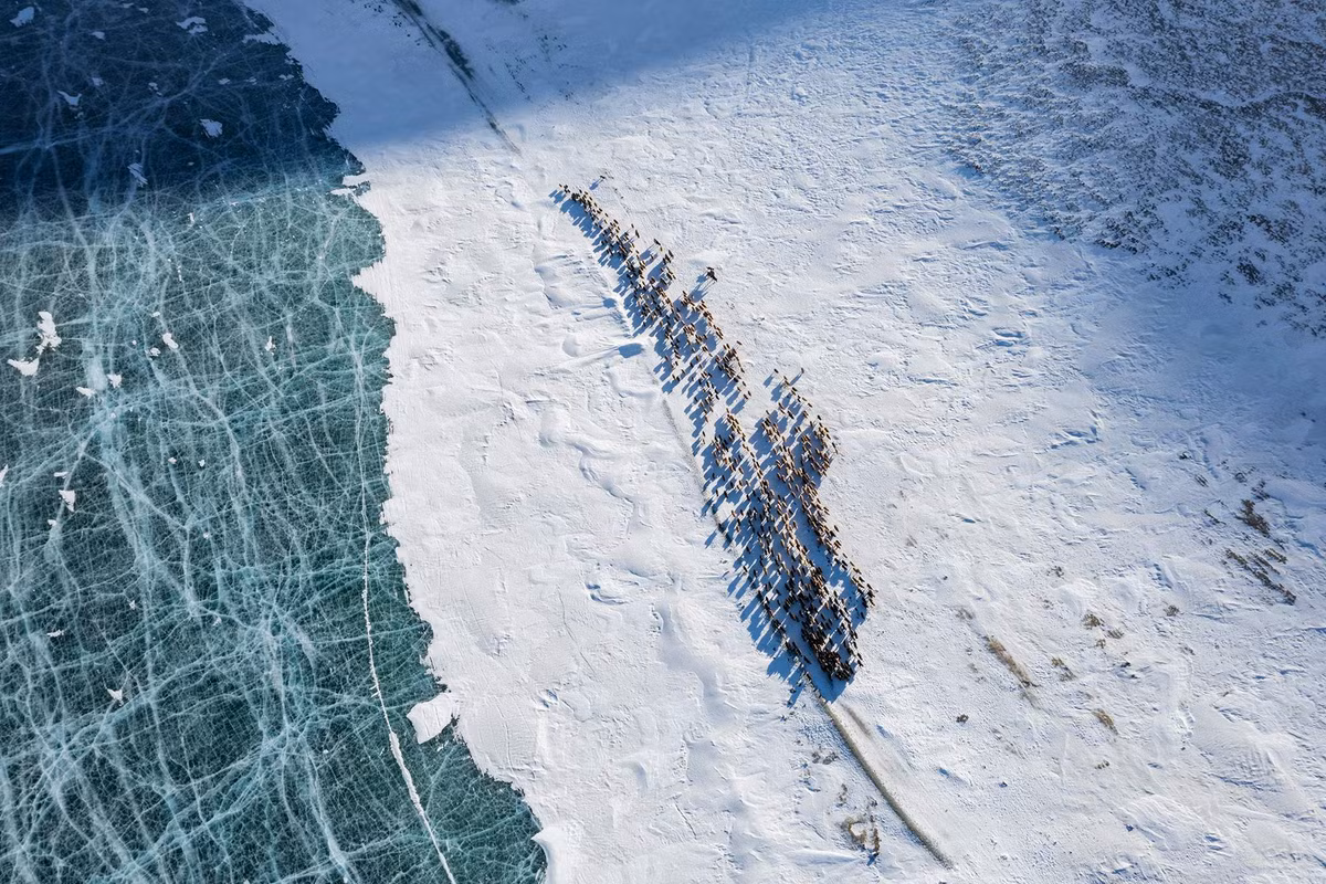 Ngày nay, có khoảng 100 người Kazakh vẫn giữ văn hóa du mục.