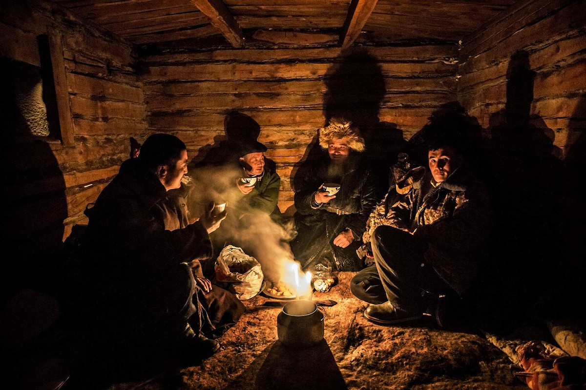 Trên đường đi, những người Kazakh du mục dừng chân bên cạnh những bụi cây lớn và thưởng thức những ấm trà truyền thống, giúp làm ấm cơ thể.