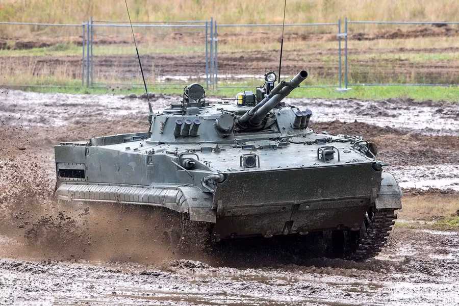 "Chúng tôi di chuyển và bắn trực tiếp, mục tiêu chính là những chiếc thiết giáp của đối phương. Hôm đó có 2 xe chiến đấu bộ binh M2 Bradley do Mỹ sản xuất đã đối đầu chiếc BMP-3".