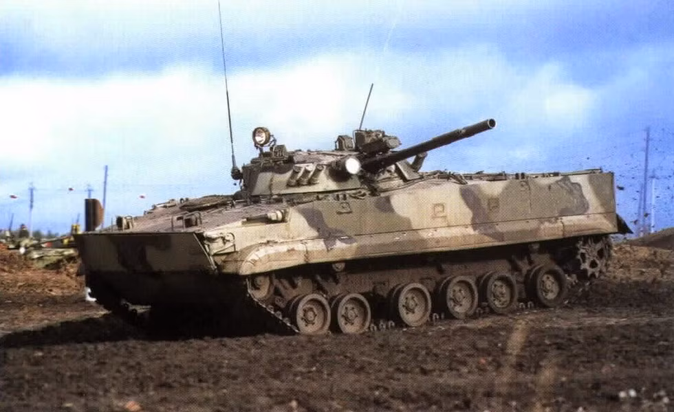 Ưu thế của Bradley trước BMP-3 nằm ở hệ thống quan sát tốt hơn, ngoài ra lớp giáp của nó cũng có độ vững chắc cao, tuy nhiên vẫn không đủ để chống lại đạn pháo 30 mm xuyên thép bắn đi từ khẩu 2A72.