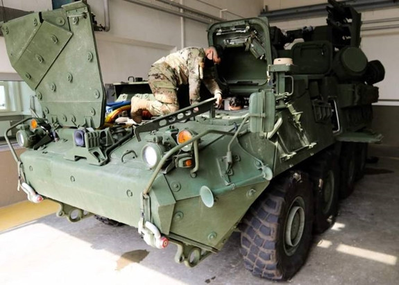 Để tăng cường khả năng phòng thủ cho các phương tiện chống lại máy bay không người lái cỡ nhỏ, súng cối, pháo binh và tên lửa, Quân đội Mỹ cũng đã và đang phát triển tia laser năng lượng cao để bổ sung cho hệ thống M-SHORAD.