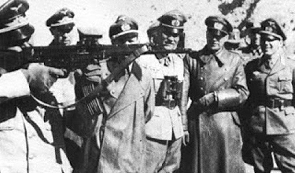 Bởi vậy, Hitler đã không ra lệnh xử bắn các sĩ quan bất tuân mệnh lệnh, thậm chí còn yêu cầu được bắn thử một khẩu MP-43.
