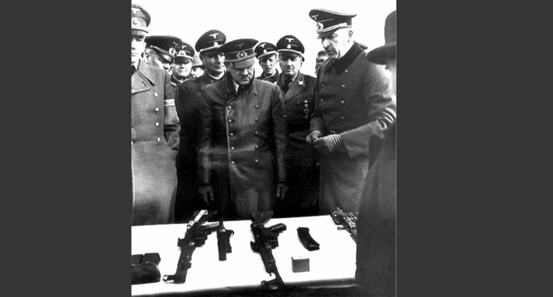 Tuy nhiên, quân đội Đức gặp phải rắc rối lớn với khẩu MKb42, đó là ông trùm Hitler không thích thứ vũ khí mới này.