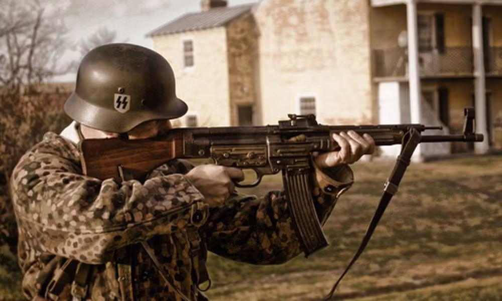 Đó cũng là lúc ông trùm phát xít nhận thấy lính Đức ở mặt trận phía Đông đang yêu cầu được cung cấp thêm loại súng đó.