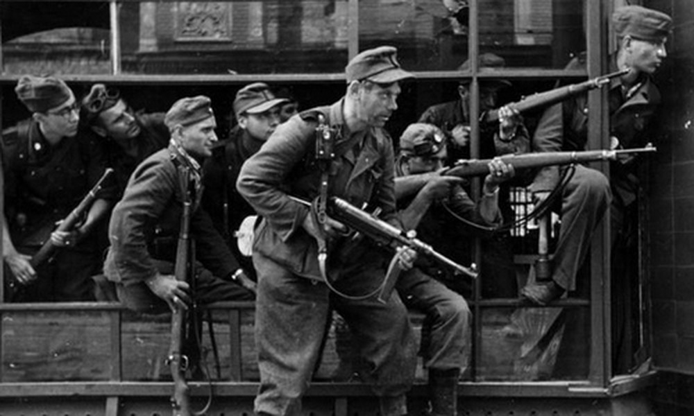 Năm 1944, khi Thế Chiến II dần đi đến hồi kết, trong cơn tuyệt vọng, Đức Quốc xã hối thúc các kỹ sư quân sự chế tạo Wunderwaff chế tạo ra các "vũ khí kỳ diệu", điều mà họ hy vọng sẽ đánh trúng vào điểm yếu của quân đồng minh và xoay chuyển cục diện chiến trường