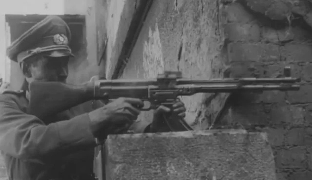 Hoặc do ông trùm này tự cho rằng mình là thiên tài quân sự lỗi lạc nhất từ trước đến nay, và mọi loại vũ khí mới đều phải do ông trùm đích thân chỉ đạo.