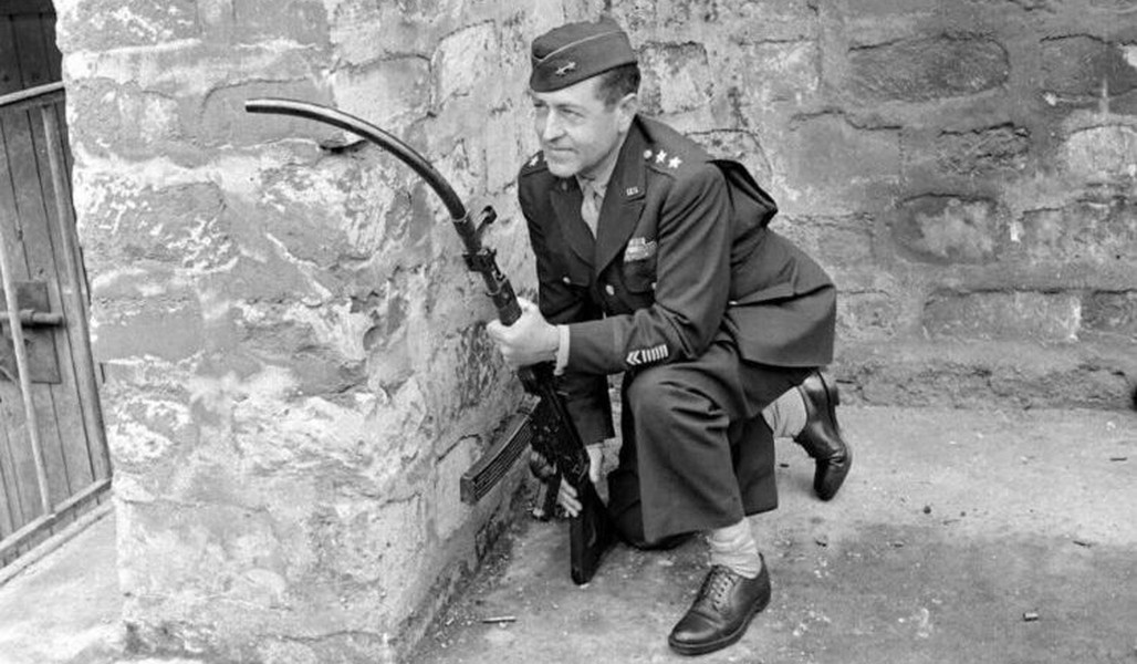 Có lẽ thiết bị kỳ lạ nhất là Krummlauf, một nòng cong 30 hoặc 45 độ giúp người lính bắn ở các ngóc ngách nhờ sự hỗ trợ của một kính tiềm vọng đặc biệt.