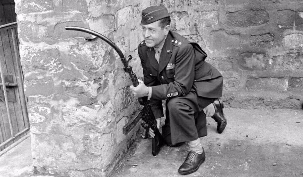 Có lẽ thiết bị kỳ lạ nhất là Krummlauf, một nòng cong 30 hoặc 45 độ giúp người lính bắn ở các ngóc ngách nhờ sự hỗ trợ của một kính tiềm vọng đặc biệt.