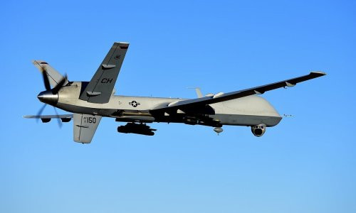 MQ-9 Reaper dài gần 10m, với sải cánh 20m và tải trọng 1,8 tấn. MQ-9 là phiên bản cập nhật của MQ-1 Predator, được ra mắt vào những năm 1990. Reaper có động cơ mạnh hơn khoảng 8 lần và dài hơn 4m, với sải cánh dài hơn 5m so với các mẫu UAV trước đó.