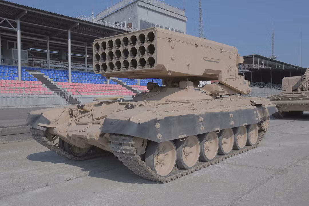 Hệ thống ngắm quang học cùng các thiết bị laser và tính toán đạn đạo học tối tân sẽ giúp TOS-1A điều chỉnh góc bắn ở vị trí tối ưu, các binh sĩ vận hành chỉ việc bấm nút khai hỏa.