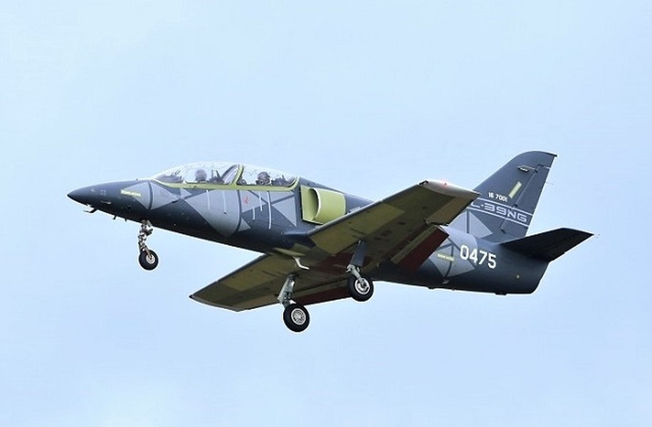 Thứ hai, có khả năng sử dụng những chiếc máy bay một động cơ này như máy bay tấn công hạng nhẹ trong các chiến dịch chống du kích khi không có những các hành động đối phó tích cực. Trong trường hợp này, chiếc máy bay không cần mang theo nhiều vũ khí như Yak-130.