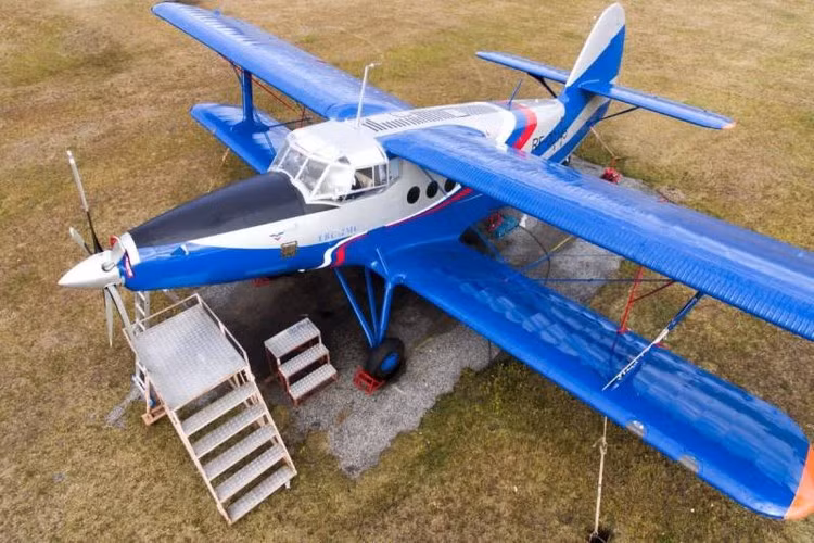 Điều cần phải lưu ý là chuyến bay đầu tiên của chiếc máy bay nói trên diễn ra ở chế độ có người lái, dưới sự điều khiển của phi công thử nghiệm Vladimir Barsuk.