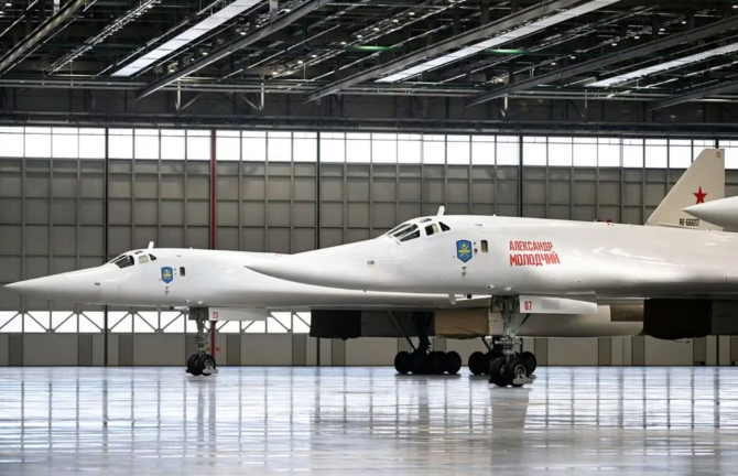 Tu-160M là phiên bản nâng cấp của máy bay ném bom chiến lược Tu-160 có biệt danh "Thiên nga trắng" do Tập đoàn chế tạo hàng không Tupolev phát triển và chế tạo.