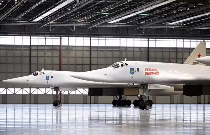 Tu-160M là phiên bản nâng cấp của máy bay ném bom chiến lược Tu-160 có biệt danh "Thiên nga trắng" do Tập đoàn chế tạo hàng không Tupolev phát triển và chế tạo.
