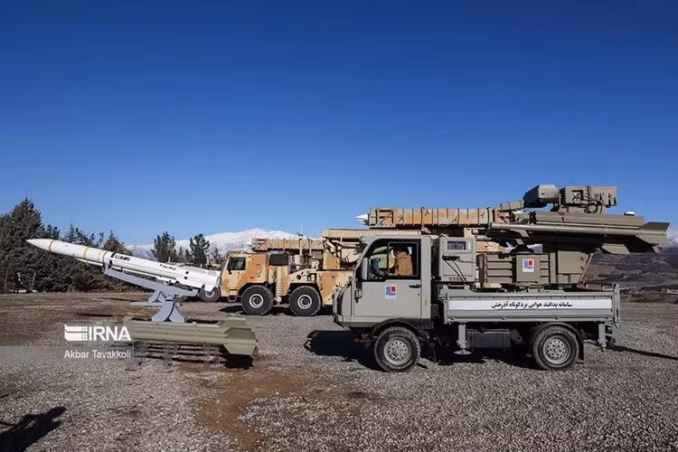 Hệ thống sử dụng cơ chế phóng thẳng đứng, cho phép phản ứng nhanh với các mối đe dọa từ mọi hướng trong không gian phòng thủ 360o, vượt trội hơn các hệ thống phòng không Joshan, 15 Khordad và Mersad, có tầm bắn tương tự như hệ thống phòng không tầm xa Bavar-373, tốc độ phản ứng nhanh như các hệ thống tầm ngắn Dezful và Zoubar.